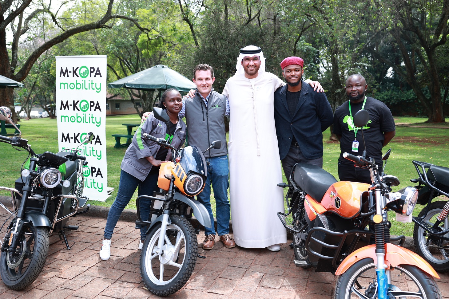 Le président désigné de la COP28 des Émirats arabes unis rend visite à M-KOPA, le leader kényan primé de la fintech en marge du Forum africain de l'énergie